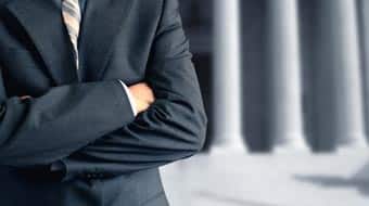 avocat en droit criminel qui parle avec une autre avocate